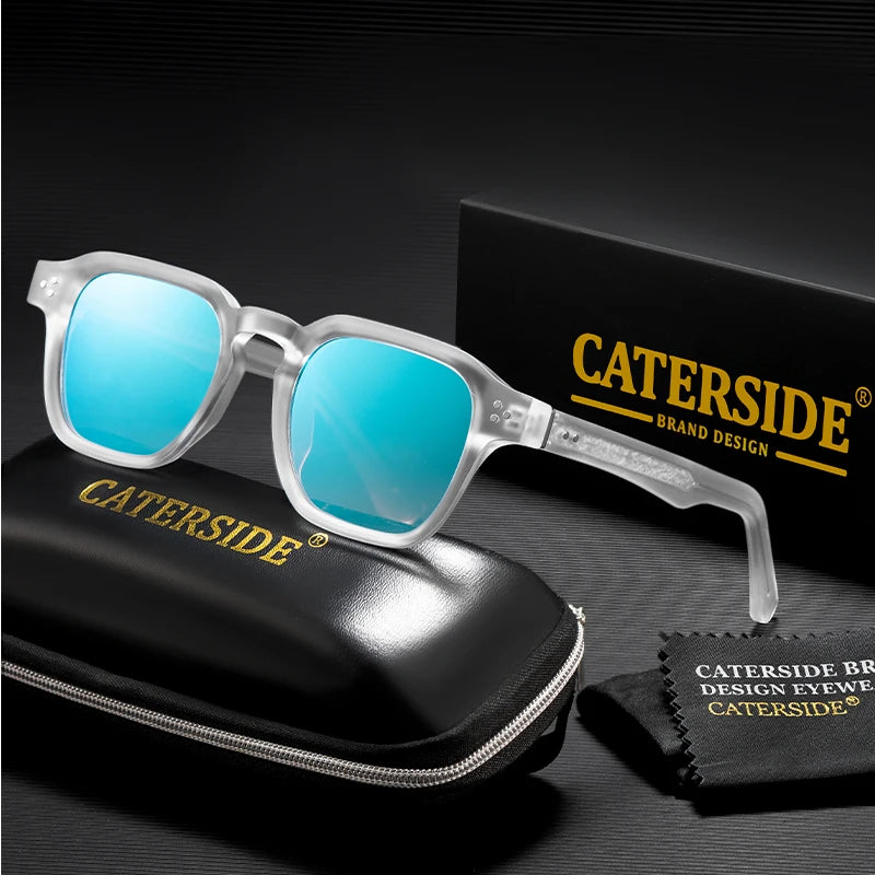 Lunettes de soleil carrées à monture translucide avec verres bleus, étui noir et chiffon de marque Caterside