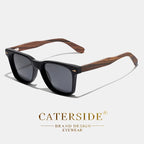 Lunettes de soleil CATERISIDE avec monture noire et branches effet bois, design élégant et moderne