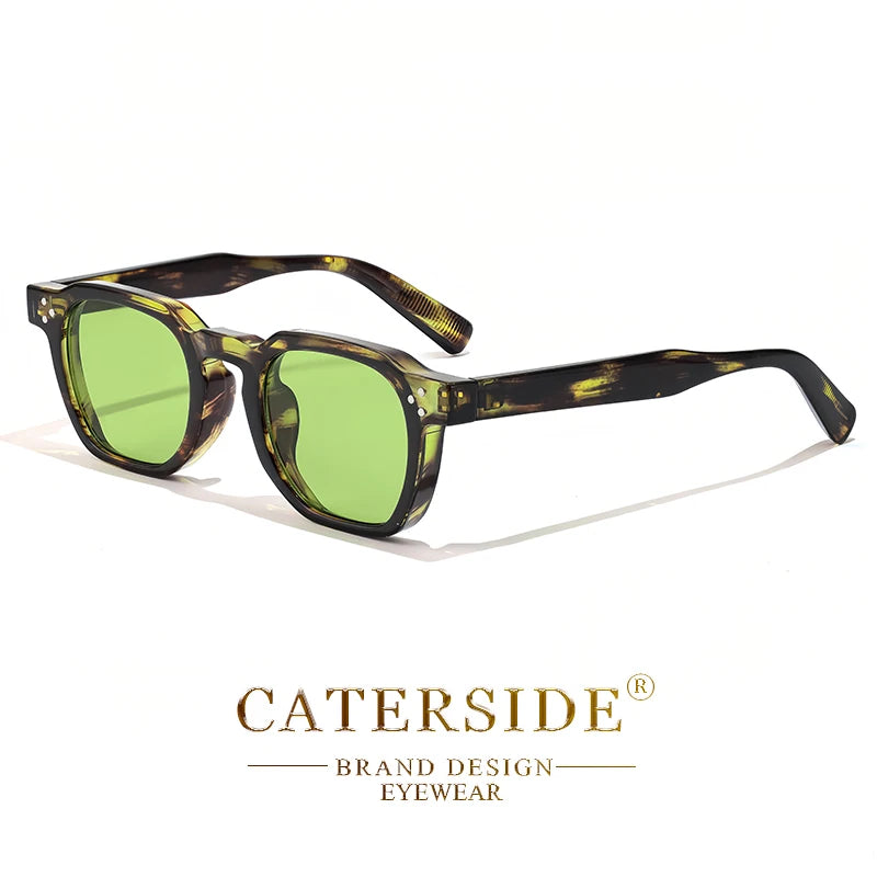 Lunettes de soleil style écaille avec verres verts sur fond blanc Caterside Eyewear