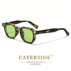 Lunettes de soleil style écaille avec verres verts sur fond blanc Caterside Eyewear