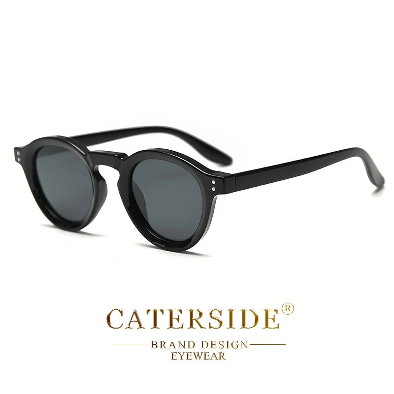 Lunettes de soleil noires rondes au design moderne derrière logo CATERSIDE sur fond blanc