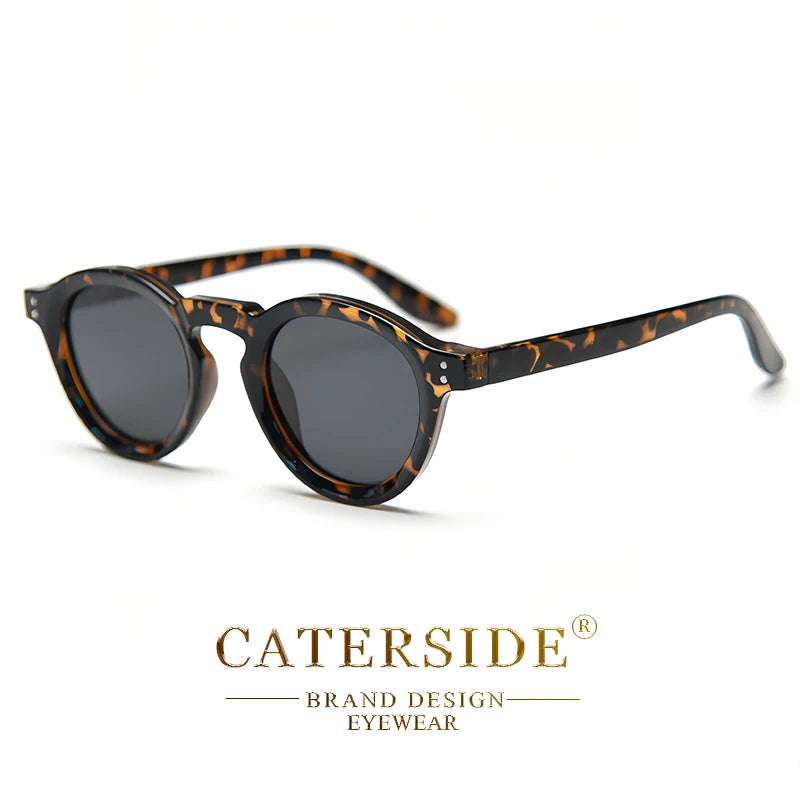 Lunettes de soleil rondes à monture effet écaille marron et verres noirs sur fond blanc, logo CATERSIDE en dessous
