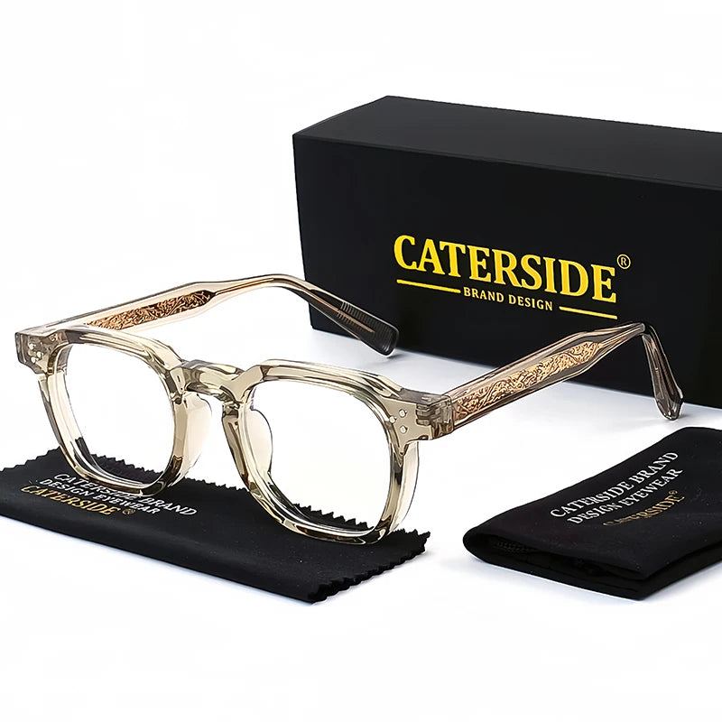 Lunettes carrées transparentes avec branches dorées décoratives devant boîte et étui noirs Caterside