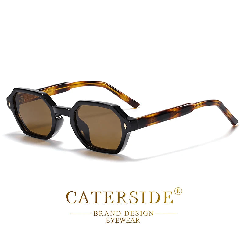 Lunettes de soleil carrées noires avec branches écaille de tortue design élégant