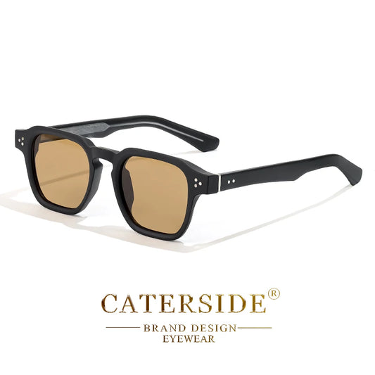 Lunettes de soleil Carrées noires CATERSIDE avec verres teintés marron sur fond blanc