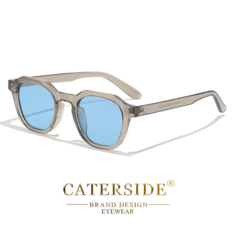 Lunettes de soleil CATERSIDE avec monture transparente grise et verres bleus, design moderne