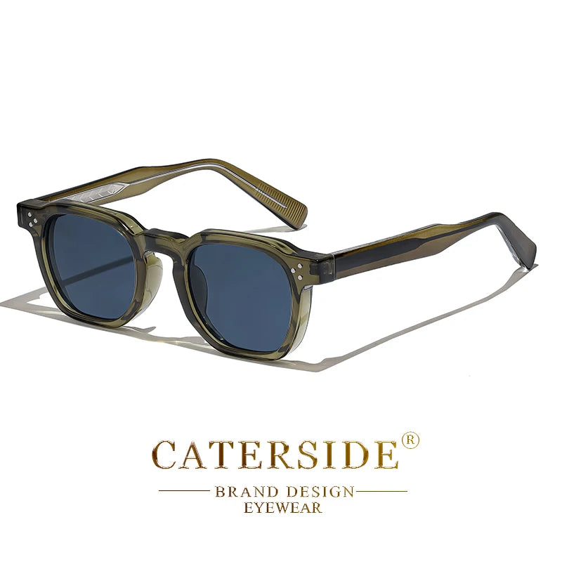 Lunettes de soleil carrées vert olive avec verres bleus de la marque Caterside sur fond blanc