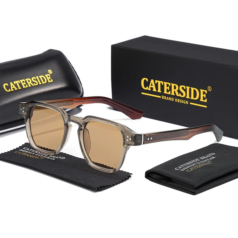 Lunettes de soleil Caterside avec monture translucide et branches marron, étui et boîte noir avec logo jaune