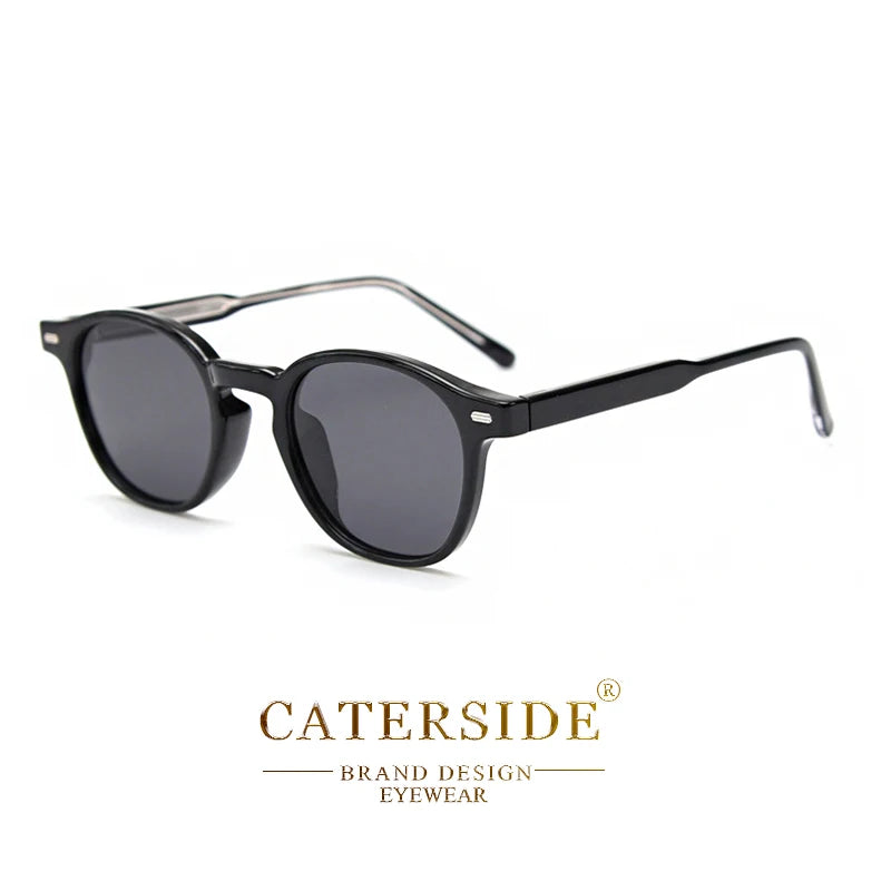 Lunettes de soleil noires rondes élégantes de la marque Caterside sur fond blanc