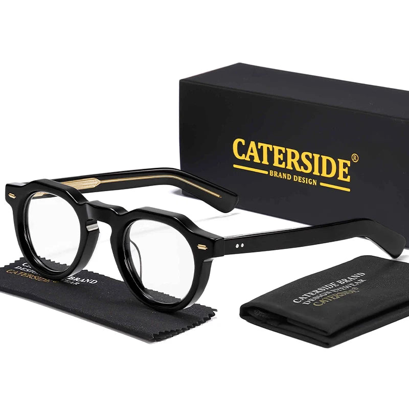 Lunettes optiques noires Caterside avec étui et chiffon de nettoyage sur fond blanc