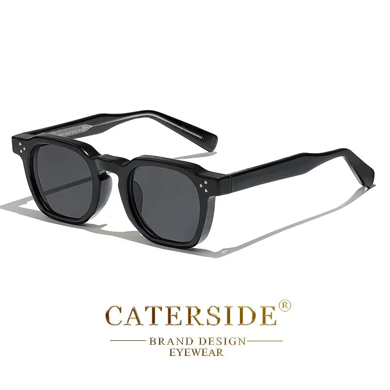Lunettes de soleil noires carrées élégantes de marque Caterside sur fond blanc