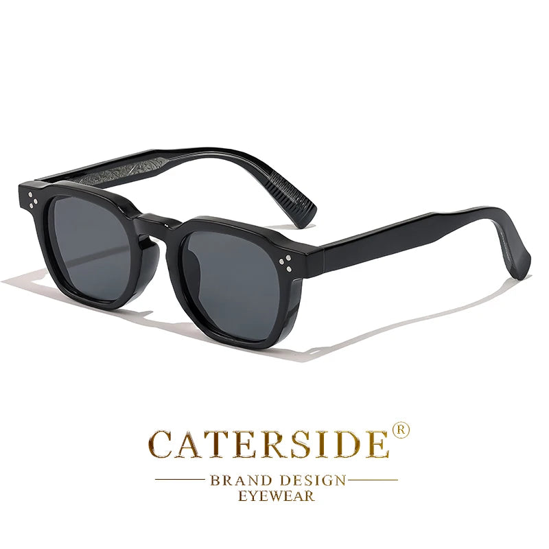 Lunettes de soleil noires carrées vintage avec verres teintés gris et monture épaisse