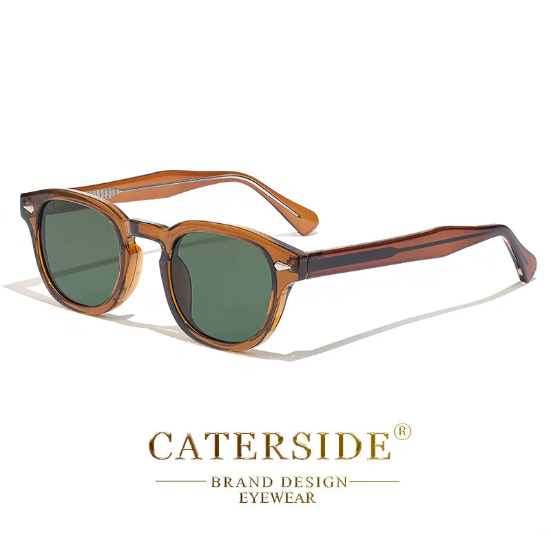 Lunettes de soleil Caterside à monture marron transparente avec verres verts sur fond blanc