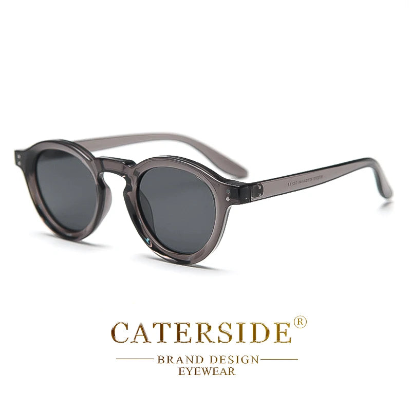 Lunettes de soleil noires rondes design moderne marque CATERSIDE sur fond blanc