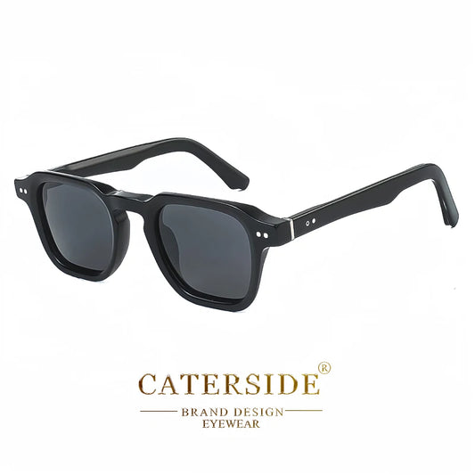 Lunettes de soleil noires Carrées avec verres foncés style classique de la marque Caterside