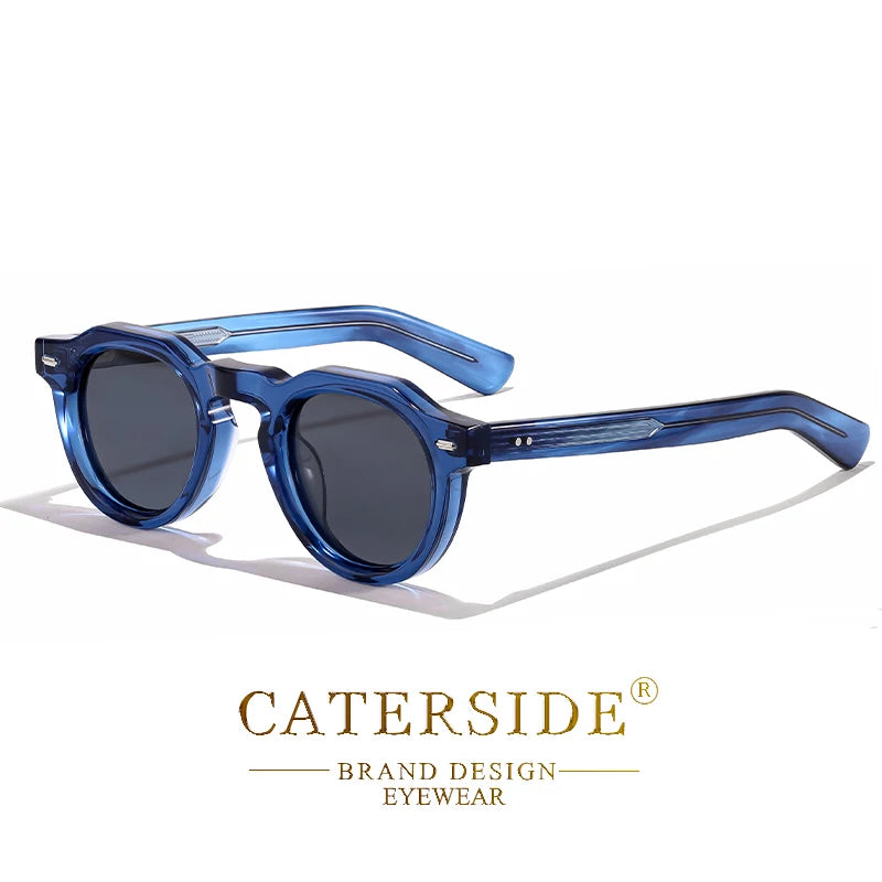 Lunettes de soleil bleu transparent rondes avec verres sombres sur fond blanc marquées Caterside